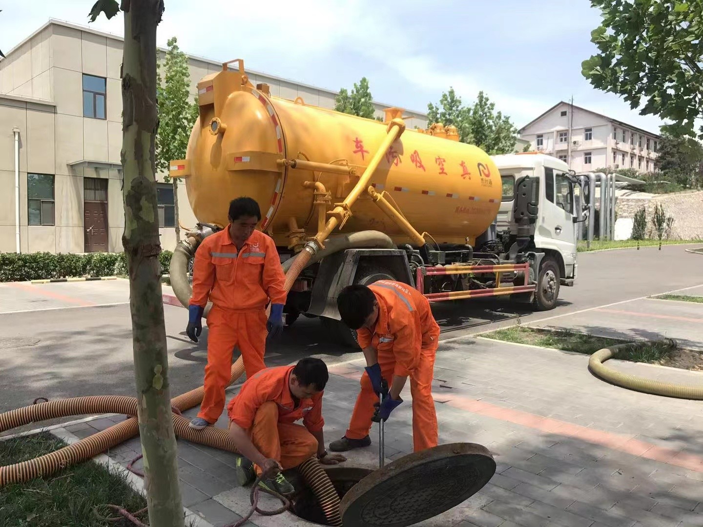 精河管道疏通车停在窨井附近