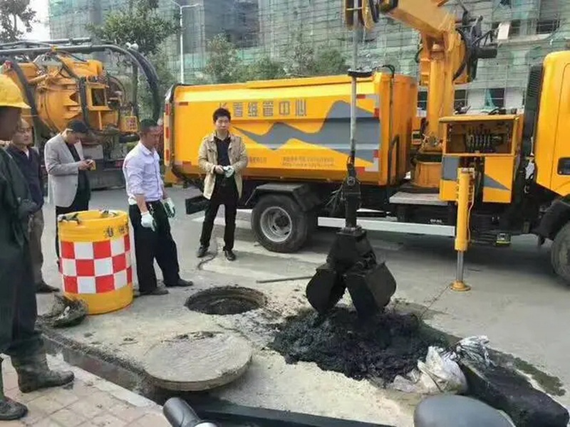 精河街道：网格员化身“清道夫”，为民解忧疏通“堵心”化粪池