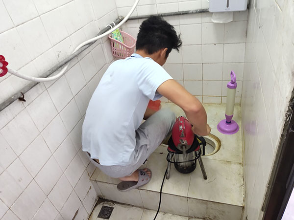 精河肥皂掉到马桶里把马桶堵住了怎么办？马桶堵住了怎么办