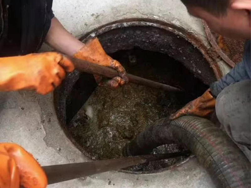 精河清理化粪池时如何避免沼气的危害？